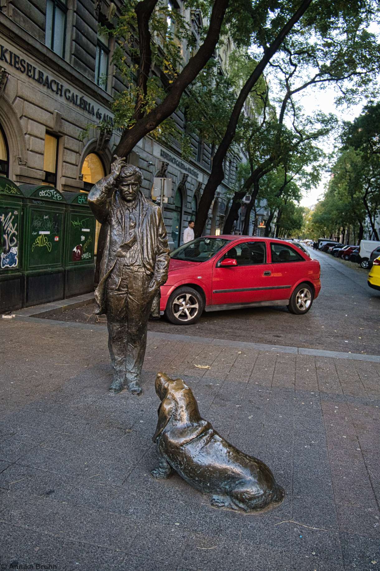 Columbo-Skulptur mit Hund